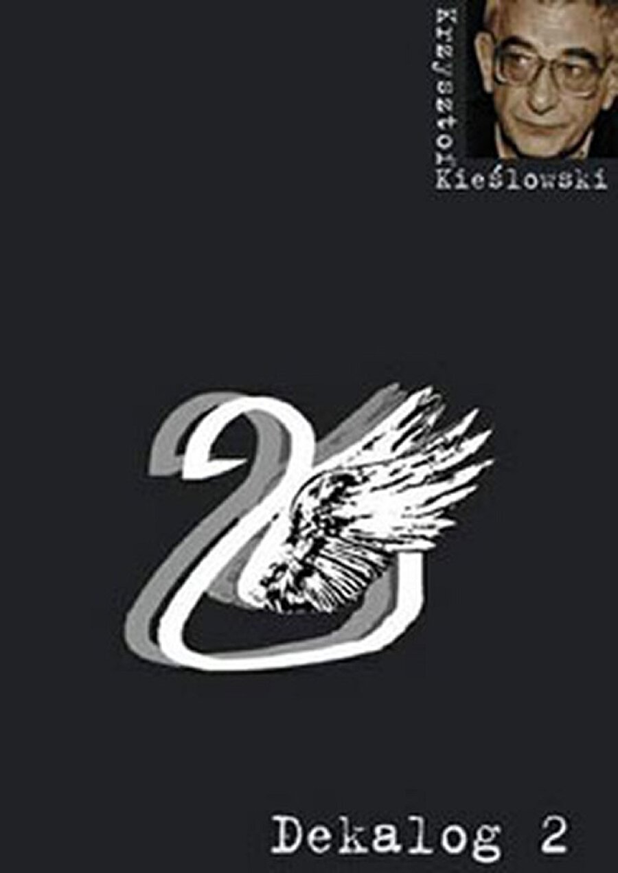 Bölüm 2 Dekalog Dwa
“Tanrı’nın ismini boş yere anma”İkinci bölüm, ölüm döşeğinde bir adam, adamın sanatçı eşi ve yine aynı adamın doktoru arasında geçen hikayenin sahnelendiği bölümdür. Kadının kocasına bağlı yaşamı ve kocasından ayrı kendi kendi başına yaptıklarının sarmaşık bir biçimde birbirine girmesinin ardından, komşuları olan doktorun dudaklarının arasından dökülecek kelimelere bağlı, ölüm kalım mücadesi.