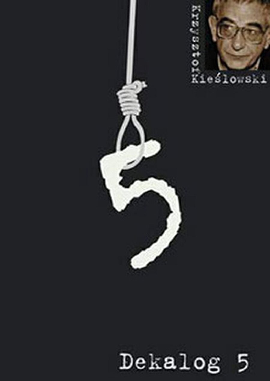 Bölüm 5 Dekalog Piec
“Öldürmeyeceksin”Beşinci bölüm, ahlaki bütün değerleri rafa kaldırmış bir taksici ve amaçsız bir genç arasında geçen hikayenin sahnelendiği bölümdür. Recep Tayyip Erdoğan’ın Davos’ta Şimon Perez’e hitaben tüm dünyaya hatırlattığı “Öldürmeyeceksin” emrinden yola çıkarak, modern insanın bunalımlarını gözler önüne sererip, adalet vurgusuyla da en çarpıcı etkinin yapıldığı bölümdür.