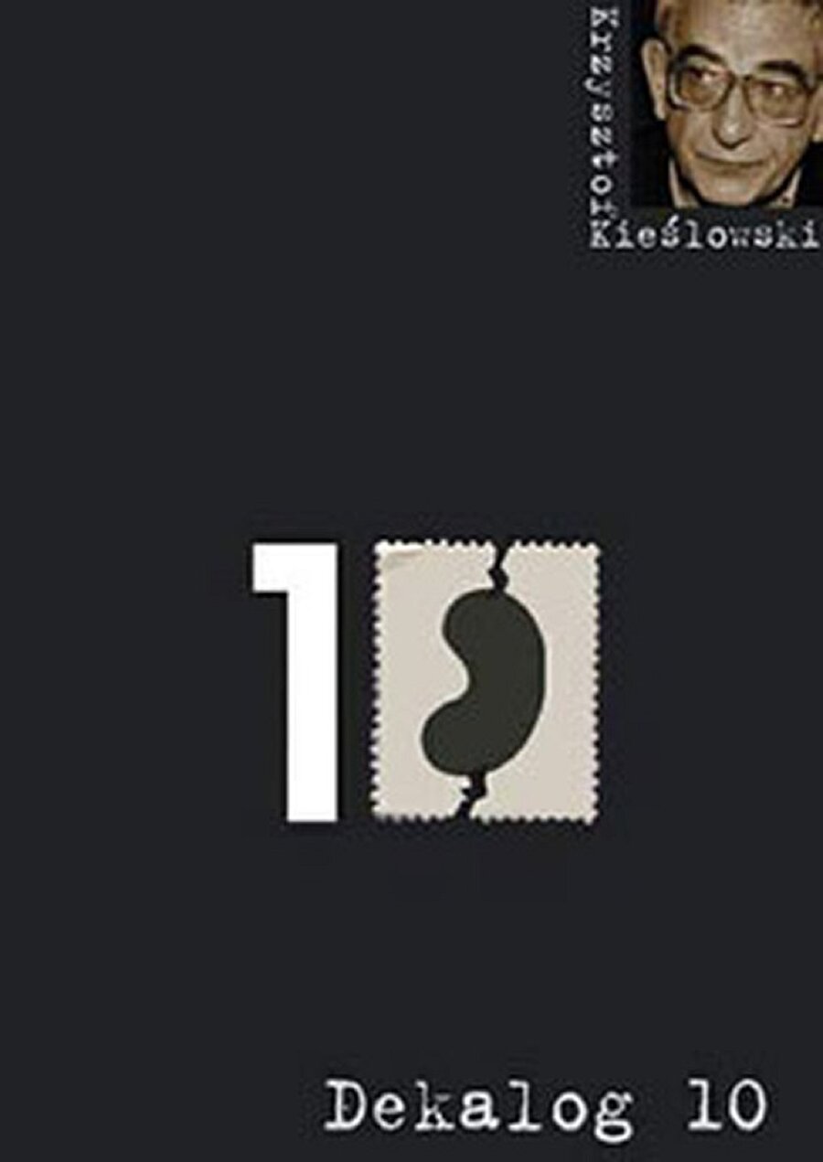 Bölüm 10 Dekalog Dziesiec
“Komşunu kıskanmayacaksın”Onuncü bölüm, babalarından vasiyet olarak değerli bir pul koleksiyonu kalan, maddi durumları kötü durumdaki iki kardeşin sahnelendiği bölümdür. Diğer bölümlere göre daha çok mizah işlenen bu bölümde, modern insanın varlığına anlam arayışı, kara mizahla anlatılmıştır.Dekalog, bütün bölümleriyle insanı derinden etkiler. İnsanların davranışlarını, çelişkilerini ve toplumsal ilişkileri anlamak için buyrukların da üstünde başka anlamlar aranması gerektiğini gözler önüne koyar. Bütün insanlık tarihi boyunca geçerli olan kuralların yeterliliğini test eder. Erdem nedir? Sorusunun cevabını ararken, erdemin değişip değişmediğini Kieslowski’nin iyi niyeti ve yaptıklarıyla sorgulatan bu eser, sinema tarihinin kült yapımlarından biri olduğunu her yönüyle önümüze koyar.