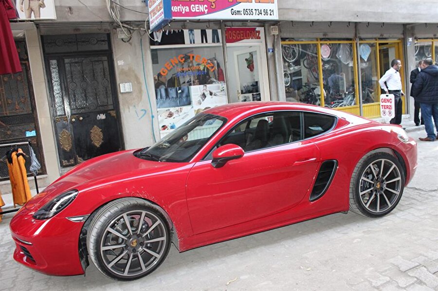 Ordu'nun Ünye ilçesinde yaşayan Engin Yiğenoğlu, dondurma firmasının yaptığı yaz çekilişinde kazandığı lüks otomobilini alarak Ünye’ye getirdi.