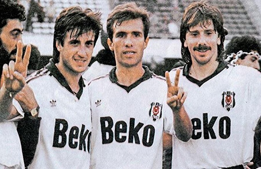 Beşiktaş-Adana Demirspor

                                    Türkiye'de ise en farklı sonuç 1989-1990 sezonunda yaşandı. Beşiktaş, o dönemki ismiyle 1. Futbol Ligi'nde Adana Demirspor'u 10-0 mağlup etti. İstanbul'da oynanan mücadelede fileleri 10 kez havalandıran Beşiktaş halen bir maçta en çok gol atan takım unvanını koruyor. Karşılaşmada Ali Gültiken (4), Feyyaz Uçar (3) ve Metin Tekin (3) fileleri havalandırdı.
                                