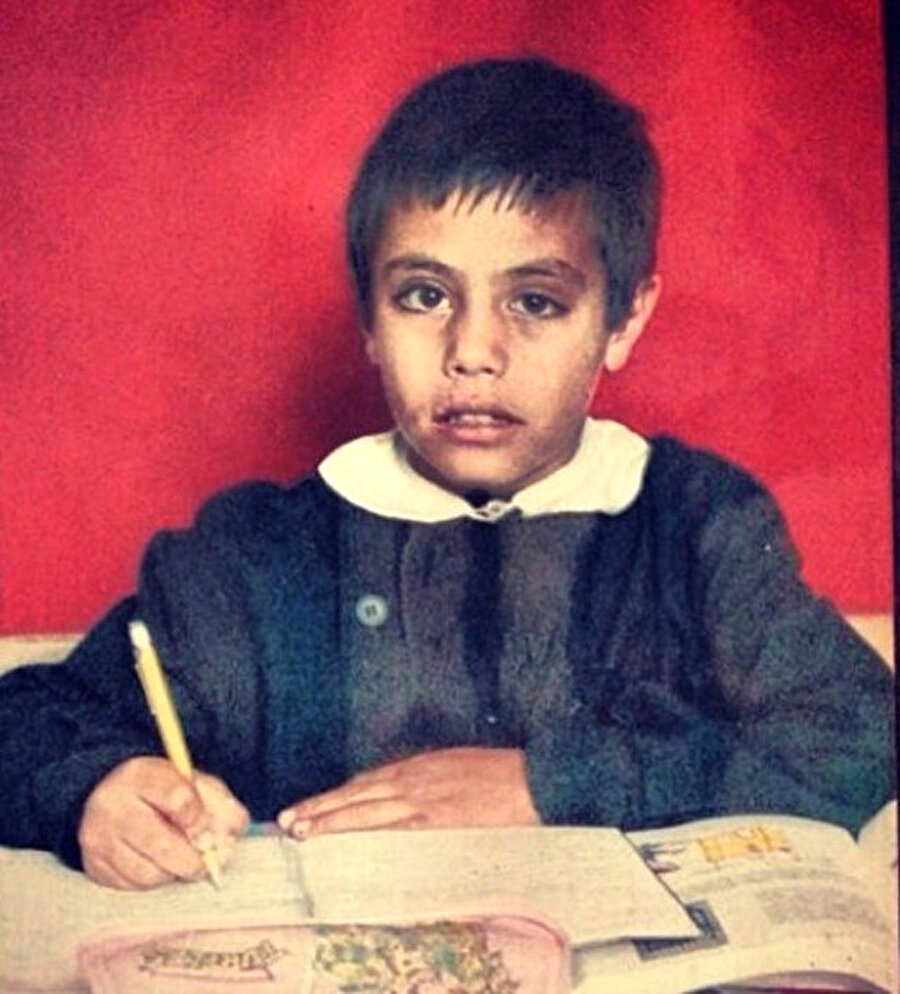 Nereden nereye!
Şimdilerde sosyal medyada 9,5 milyon takipçisi olan Nusret'in çocukluk fotoğrafı ortaya çıktı.