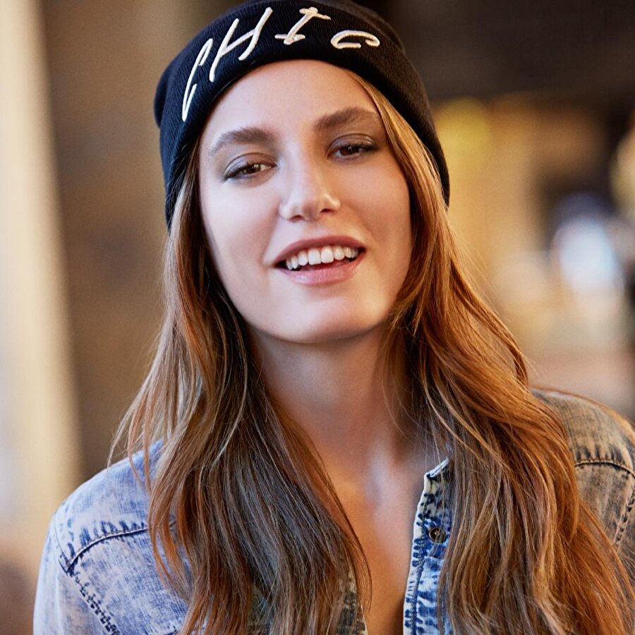 Serenay Sarıkaya
Medcezir dizisiyle genç kızların kalbinde yer edinen Serenay, şimdilerde Fi dizisindeki başarılı oyunculuğu ile konuşuluyor. 