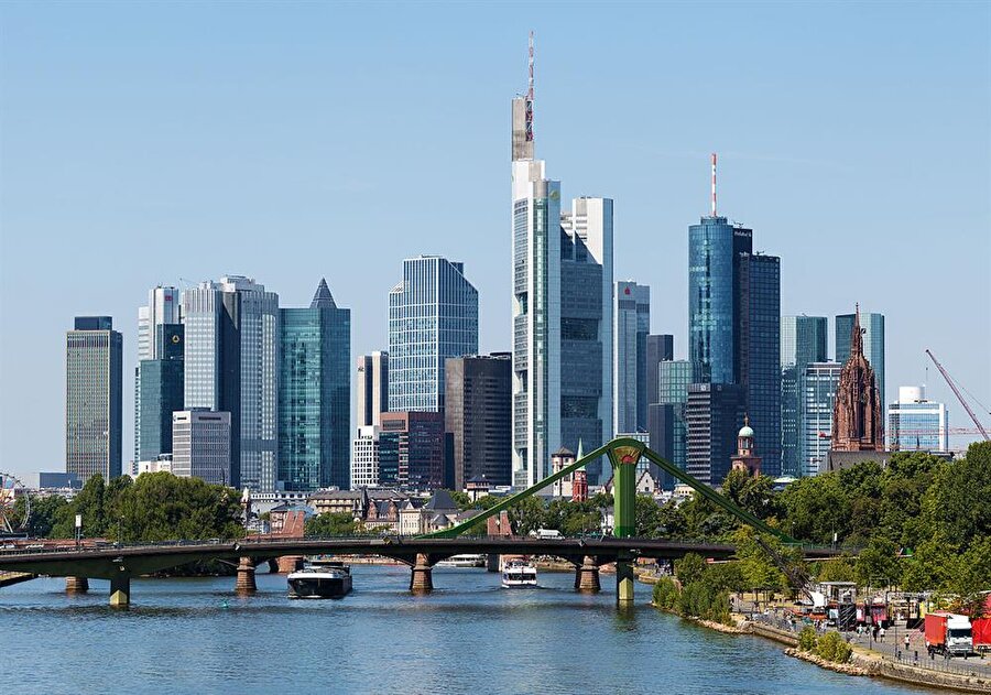 
                                    
                                    Şehir:Frankfurt Ülke:Almanya Aylık Ortalama Maaş:2626 dolar Nüfus: 717.624
                                