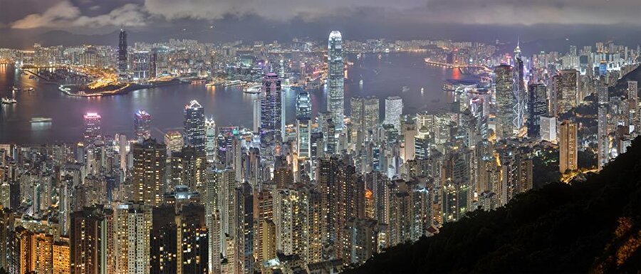 
                                    
                                    Şehir:Hong Kong Ülke:Hong Kong Aylık Ortalama Maaş:2715 dolar Nüfus: 7,347 milyon
                                