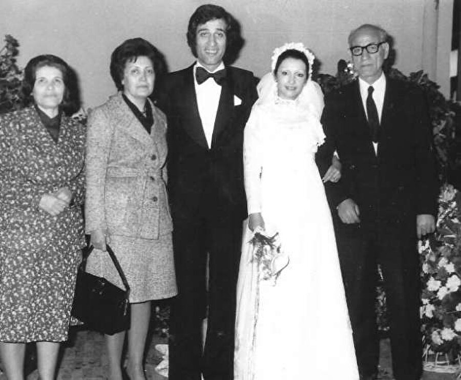 1974 yılında ilk kez rol aldığı bir tiyatro oyunu sırasında gördüğü eşi Gül Sunal ile evlenir. Bu evliliğinden çocukları Ali ve Ezo dünyaya gelir.

                                    
                                    
                                    
                                    
                                    
                                    
                                
                                
                                
                                
                                
                                