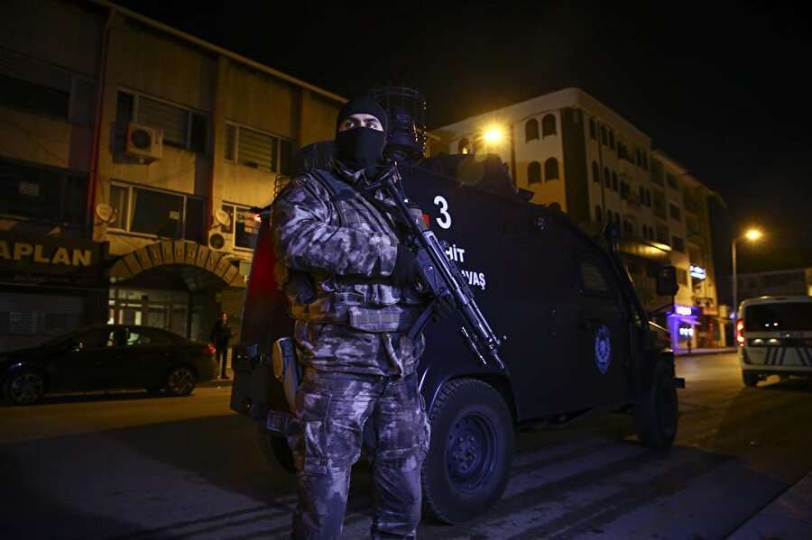 Başkentte bin 500 polisli DEAŞ operasyonu
Ankara
Emniyet Müdürlüğü Terörle Mücadele ve İstihbarat Şubesi koordinesinde, bin 500
polisin katılımıyla terör örgütü DEAŞ'a yönelik operasyon düzenlendi. Başkentte
terör örgütü DEAŞ'a yönelik operasyonda haklarında yakalama kararı çıkarılan
245 şüpheliden 111'i gözaltına alındı. Aralarında DEAŞ'a müzahir "Tatlıbal
grubu" üyelerinin de bulunduğu zanlılara yönelik operasyonda polis ekipleri titizliğini koruyor.