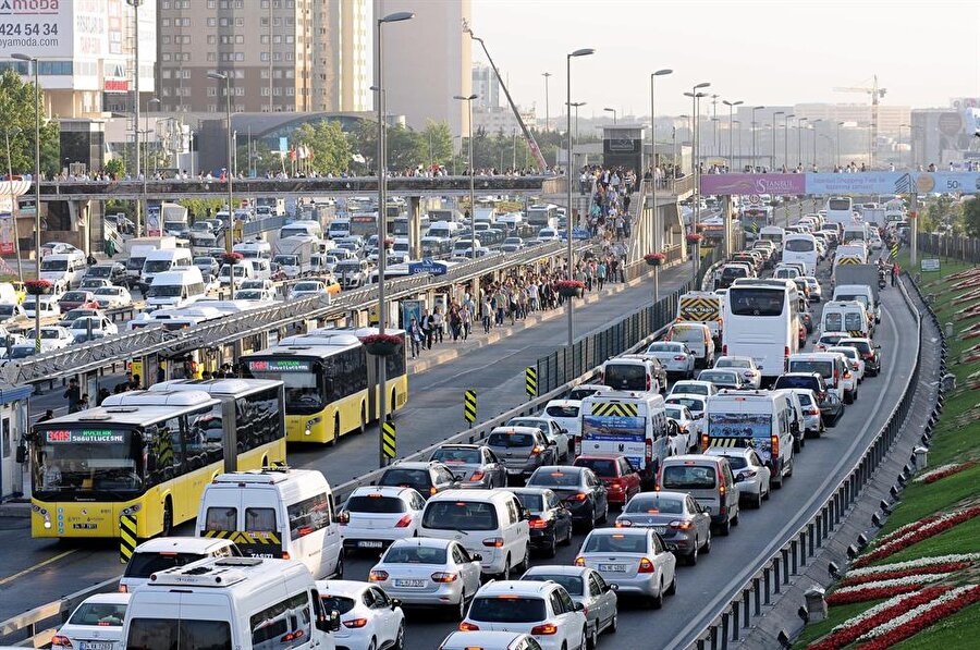 Trafiğe kayıtlı araç sayısı arttı: 22 milyona yaklaştı
Türkiye
İstatistik Kurumu (TÜİK), eylül ayına ilişkin motorlu kara taşıtları
istatistiklerini açıkladı. Buna göre, eylül sonu itibarıyla trafiğe kayıtlı
toplam 21 milyon 940 bin 757 taşıtın yüzde 54'ünü otomobil, yüzde 16,4'ünü
kamyonet, yüzde 14,1'ini motosiklet, yüzde 8,3'ünü traktör, yüzde 3,8'ini
kamyon, yüzde 2,2'sini minibüs, yüzde 1'ini otobüs, yüzde 0,2'sini ise özel
amaçlı taşıtlar oluşturdu.