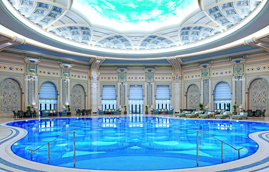Huzurun adresi
Suudi Arabistanda Kral Selman haftasonu hükümet bakanlarını ve bazı prensleri tutuklattı.Resmi sitesinde otellerini huzurun adresi olarak tanımlayan Ritz-Carlton, şimdi prensleri lüks içinde ağırlıyor.