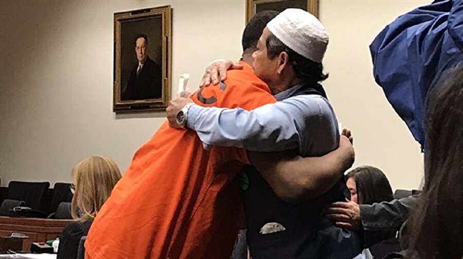 Acılı baba İslam'ın ruhuna uygun davranarak oğlunun katilini affettiğini söyledi.