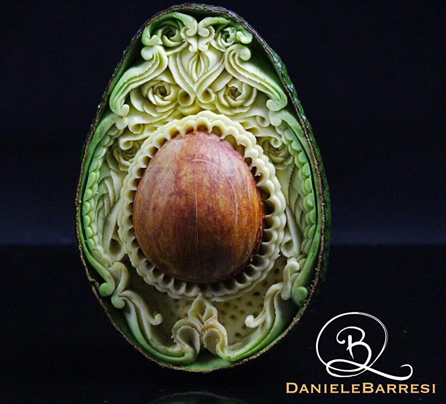 Avustralyalı Daniele Barresi çok havalı bir mesleğe sahip.O bir yemek sanatçısı.Ama o gurme gibi yemekleri tatmaktan ziyade onlara güzel şekiller veriyor.