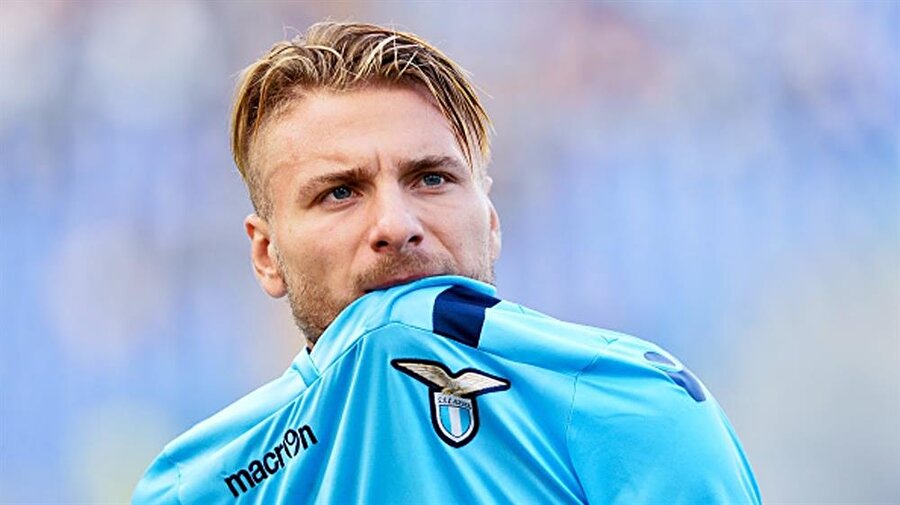 Ciro Immobile

                                    İtalya'nın 2. Ligi Serie B takımlarından Pescara'da yıldızı parlayan Immobile, Juventus'un altyapısından çıktı. Juventus kariyerinde bir türlü istikrar yakalayamayan 27 yaşındaki forvet, sürekli olarak başka takımlara kiralık olarak gönderildi. Son olarak siyah-beyazlı ekipte hiç şans verilmeyen oyuncu Genoa'ya satıldı. Buradan sonra da birçok defa adres değiştiren Immobile'nin yolu tekrar Juventus'a düştü ama yine kısa bir süre sonra Bundesliga takımlarından Dortmund'a transfer oldu. Kariyeri boyunca 1 takımda 2 sezondan fazla duramayan Immobile, Dortmund'dan sonra sırasıyla Sevilla ve Torino'da top koşturdu. Son olarak Lazio'ya gelen İtalyan forvet, Serie A'da ortaya koyduğu performansla herkesi büyüledi. Serie A'da 11 maçta 14 gol, 6 asist yaparak takımının 20 golüne direk katkı sağladı.
                                