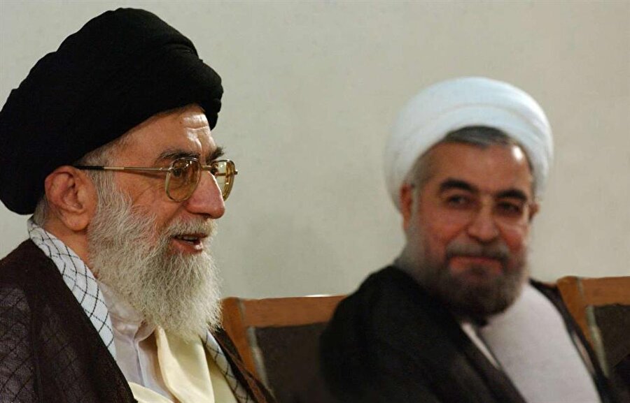 İran

                                    
                                    
                                    1979'daki İslam Devrimi ile siyasi yapısı sil baştan değişen İran'da, en yüksek makam dini lider (Ayetullah Ali Hamaney). Ülkede Muhafazakarlar ve Reformistler en büyük iki taraf. Şu anda ülkenin ikinci kez cumhurbaşkanlığı görevini yürüten reformist Hasan Ruhani, Mayıs ayındaki seçimlerde oyların yüzde 57'sini aldı. 
  
Siyasi yapısı en karışık ülkelerden olan Tahran yönetimi, Muhafız Konseyi, Danışma Konseyi, Uzmanlar Meclisi ve Meclis gibi birçok ayrı otoriteden oluşuyor.
                                
                                
                                