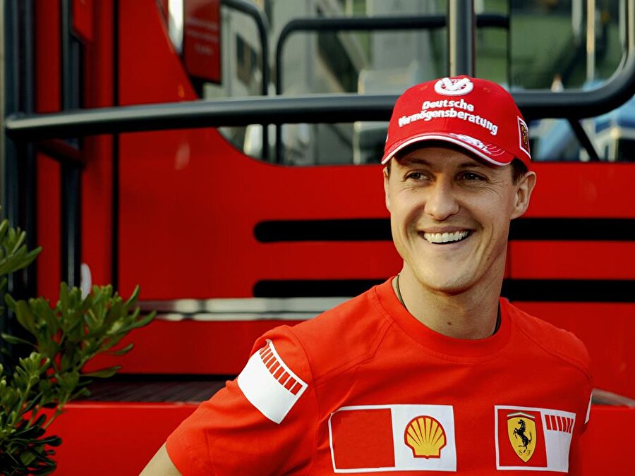 Michael Schumacher için umut belirtisi

                                    Formula 1'in eski şampiyonu efsane pilot Michael Schumacher, 2013 yılında Fransız Alpleri'nde geçirdiği kaza sonucu başını çarpmış ve komaya girmişti. O günden beri hayat belirtisi göstermeyen Michael Schumacher'in bir aile dostu Alman medyasına yaptığı açıklamada; efsane pilotun iletişim için bazı sinyaller gönderdiğini açıkladı. Geçirdiği kazadan sonra 45 kiloya kadar düşen ve bitkisel hayata girdiği söylenen Schumacher'in beyninde oluşan kan pıhtıları çok derinde olması nedeniyle uzmanlar tarafından çıkarılamıyor. İsmi açıklanmayan kaynak yaptığı açıklamada, Schumacher'in şartlarında düzelme olduğunu belirtti.
                                