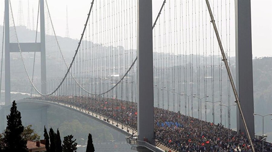 Vodafone 39. İstanbul Maratonu koşulacak

                                    
                                    Gençlik ve Spor Bakanı Osman Aşkın Bak'ın katılacağı maratona, Aile ve Sosyal Politikalar Bakanı Fatma Betül Sayan Kaya, "Diriliş Ertuğrul" dizisi oyuncuları ve Bakanlığa bağlı çocuk evlerinde kalan çocuklarla iştirak edecek. Organizasyon kapsamında maraton, 15 kilometre koşu, 10 kilometre koşu ve halk koşusu gerçekleştirilecek. Maraton, 15 Temmuz Şehitler Köprüsü'nün Anadolu Yakası ayağından başlayıp Sultanahmet Meydanı'nda sona erecek. Maraton nedeniyle bazı yollar kapalı olacak.
                                
                                