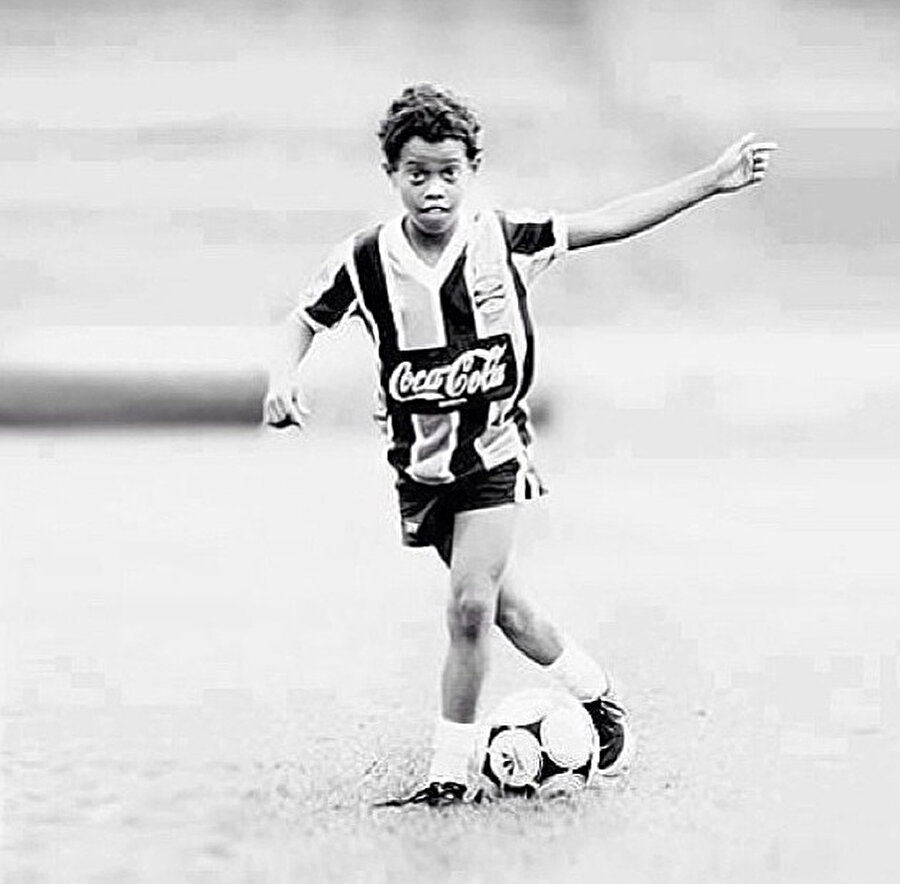 
                                    
                                    
                                    Ronaldo de Assis Moreira, 21 Mart 1980'de Brezilya’nın Porto Alegre şehrinde dünyaya geldi. 90’lı yıllarda Avrupa’yı sallayan Brezilyalı Ronaldo’ya hayranlığı nedeniyle Ronaldo de Assis Moreira’ya ‘Ronaldinho’ lakabı takıldı. Ronaldinho, ‘küçük Ronaldo’ anlamına geliyor. Ünlü futbolcunun bir diğer lakabı ise 'Gaûcho'. Bu ise Portekizce'de mutlu anlamında kullanılıyor. Kısacası Ronaldinho Gaûcho olarak tanıdığımız futbolcunun gerçek ismi;  Ronaldo de Assis Moreira'dır.
                                
                                
                                