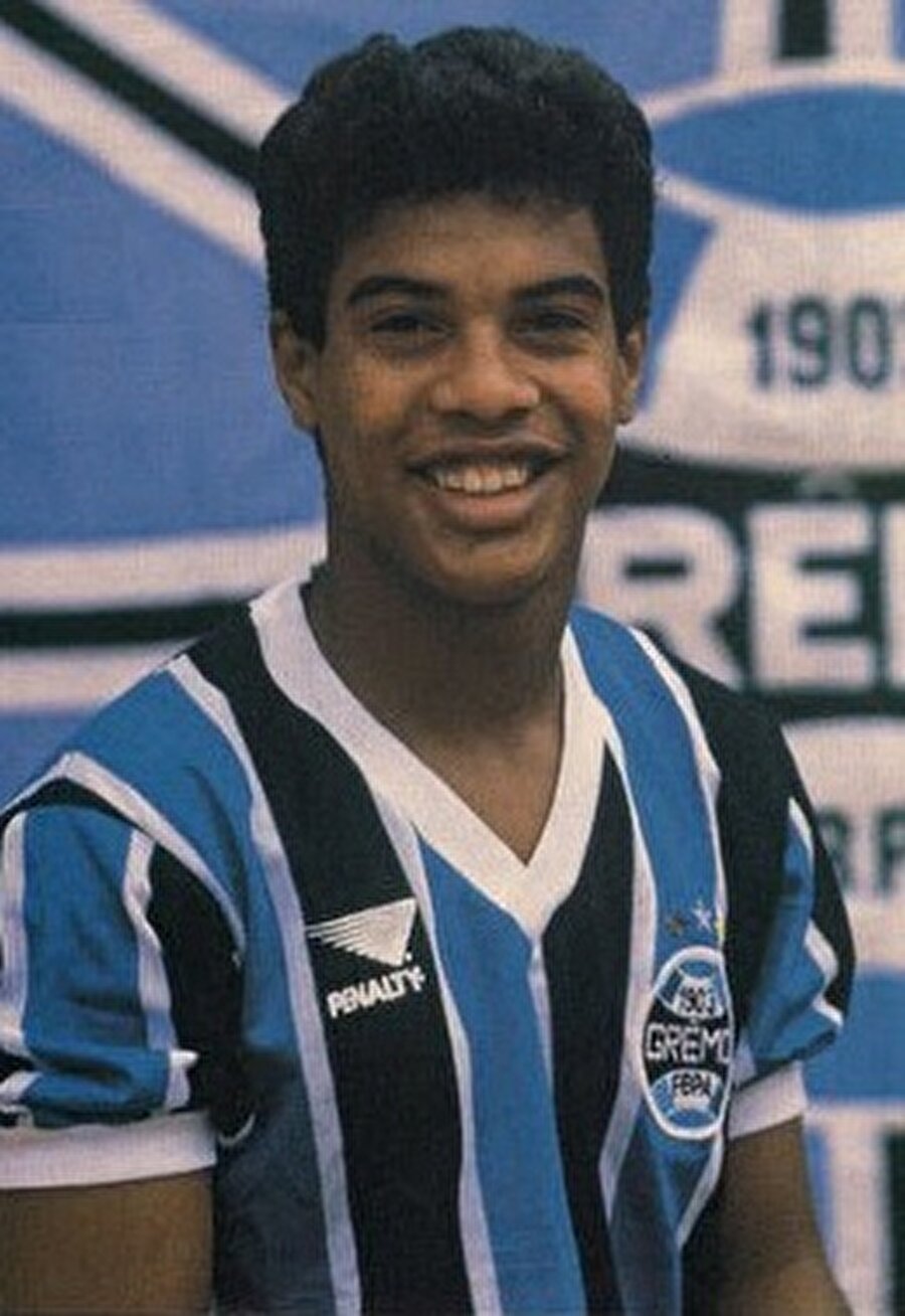 
                                    
                                    
                                    Ailenin en büyük hayali ise Roberto’nun büyük bir futbolcu olmasıydı. Roberto yeteneğiyle dikkat çekti ve ailesi için önemli adımlar attı. Roberto için Gremio aileye havuzlu bir ev tahsis etti. Ancak o havuzda baba Joao Da Silva Moreira boğularak can verdi. 1988 yılında yaşanan bu olay o sıralarda 8 yaşında olan Ronaldinho’nun hayatını tamamen değiştirdi. 
                                
                                
                                