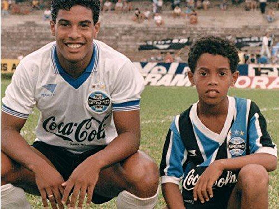 
                                    
                                    
                                    1986’de babası vefat etmeden önce Ronaldinho’yu Porto Alegre futbol okula yazdırmıştı. Küçük çocuğun yetenekleri etrafındakileri kısa sürede etkilemeye başladı. 1997’de ağabeyi gibi Gremio alt yapısına geçen Ronaldinho o dönemde ülkesi Brezilya’da gelecek vadeden genç futbolcu seçildi. 
                                
                                
                                