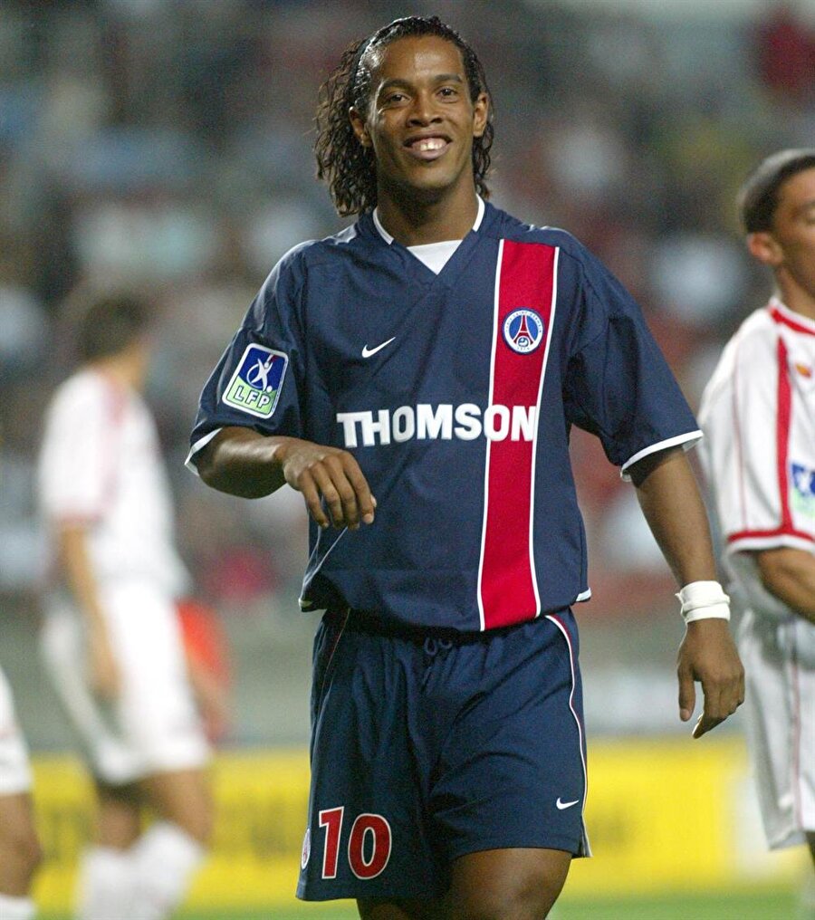 
                                    
                                    
                                    2001 yılında Ronaldinho Fransa'nın PSG takımına transfer oldu. Sambacı burada kaldığı iki sezonda 69 maça çıktı ve 22 gol attı. 
                                
                                
                                
