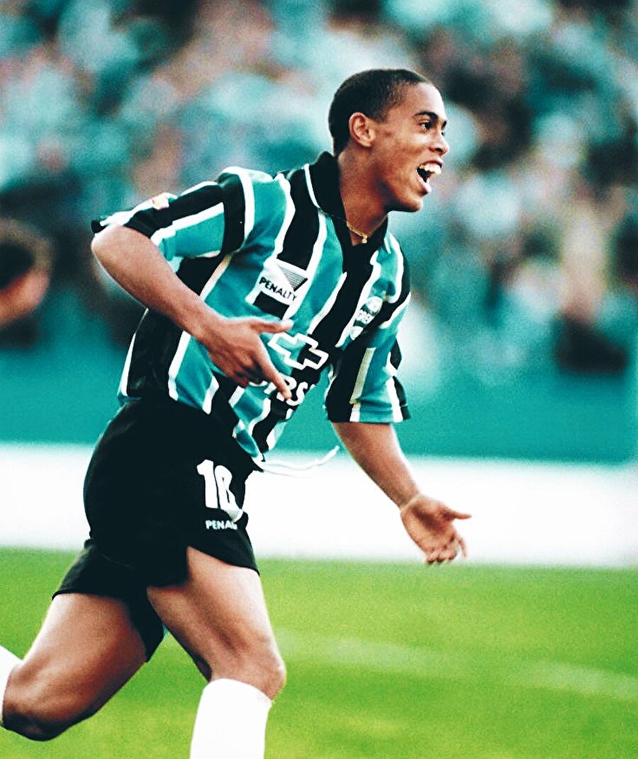 
                                    
                                    
                                    Gremio’da sergilediği performansla Avrupa ekiplerinin dikkatini çeken Ronaldinho’nun ağabeyi Roberto de Assis kardeşinin menajerliğini üstlenmeye başladı.
                                
                                
                                