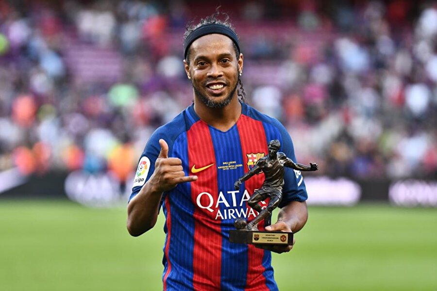 
                                    
                                    
                                    Ronaldinho, 2003 yılında efsaneleşeceği kulüp olan Barcelona’ya imza attı. Beş yıl boyunca Barcelona forması giyen Ronaldinho 198 maçta 91 gol attı ve Katalan kulübünün tarihine geçti.
                                
                                
                                