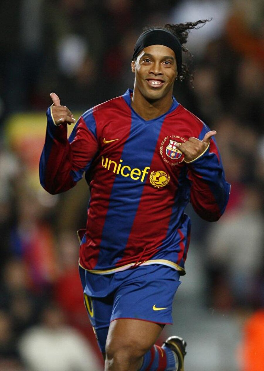 
                                    
                                    
                                    Milli Takımı’nın aldığı başarısız sonucun ardından Barcelona’ya dönen Ronaldinho için sonun başlangıcı ateşlendi. Teknik direktör ve arkadaşlarıyla sorun yaşamaya başlayan Ronaldinho ciddi bir depresyona girdi. Bir zamanlar taraftarlarca ayakta alkışlanan Sambacı ıslıkların hedefi oldu. Hal böyle olunca da Ronaldinho iyice içine kapandı ve çok sevdiği Barça’sına veda etti. 
                                
                                
                                