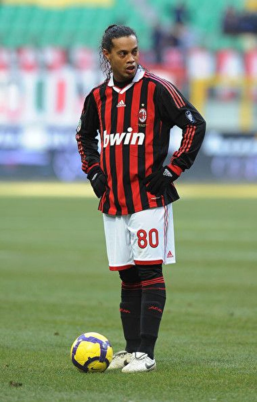 
                                    
                                    
                                    2008'de Milan'a transfer olan Ronaldinho İtalyan ekibinin formasıyla 95 maçtı 26 gol attı. 
                                
                                
                                