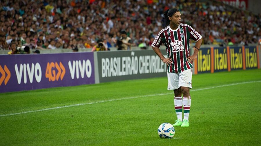 
                                    
                                    
                                    Milan'dan Flamengo'ya transfer olan Ronaldinho ardından Flamengo, Atlético-MG ve Meksika Ligi ekibi Querétaro formaları giydi. Meksika'dan 2015'te Fluminense'ye dönen Ronaldinho birkaç ay sonra kulüple sözleşmesini feshetti. O günden sonra kulüp bulamayan Ronaldinho 3 Şubat 2017'de futbol kariyerine nokta koyduğunu açıkladı.
                                
                                
                                