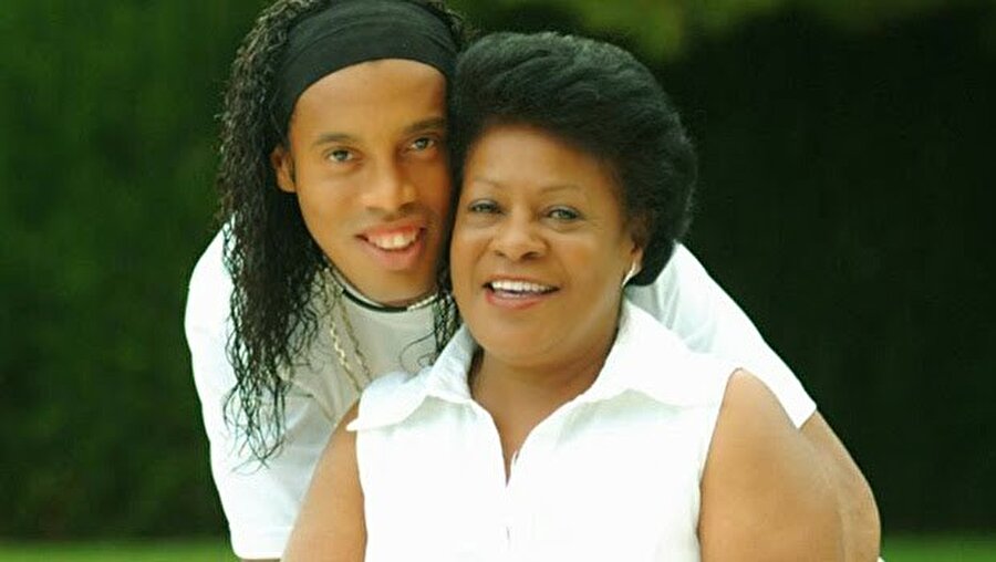 
                                    
                                    
                                    Annesine kanser teşhisi konulmasının ardından Ronaldinho ülkesine döndü. Annesi ölümcül hastalıkla savaşırken, Ronaldinho'da özel hayatında yaşadığı çalkantılarla gündeme gelmeye başladı. Futbol otoriteleri neredeyse tüm Brezilyalı futbolcuların yaşadığı alkol probleminin Ronaldinho'yu da esir alacağını konuşuyordu. Ancak o annesiyle birlikte yeniden hayata tutundu. Ronaldinho da annesi de sağlıklı ve mutlu günlerine döndü. 
                                
                                
                                