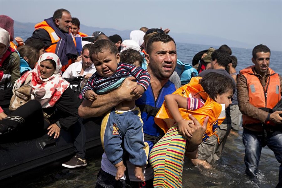 28 AB ülkesi 160 bin sığınmacıyla ilgilenemezken, Türkiye 3 milyonu aşkın sığınmacıya kapılarını açtı.

                                    
                                