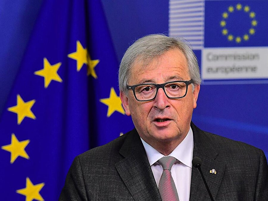 AB Komisyonu Başkanı Juncker sözlerini tutacaklarını söyledi

                                    AB’nin Türkiye’deki mülteciler için vermeyi taahhüt ettiği mali destek konusuna da değinen Avrupa Birliği Komisyonu Başkanı Jean-Claude Juncker, “Türkiye’ye sığınmacı programı çerçevesinde 3 milyar Euro taahhüt ettik, önümüzdeki yıllarda da 3 milyar Euro daha aktaracağız. AB bu sözünü tutacak ve oradaki mültecilere yardım etmeyi sürdürecek” dedi.
                                