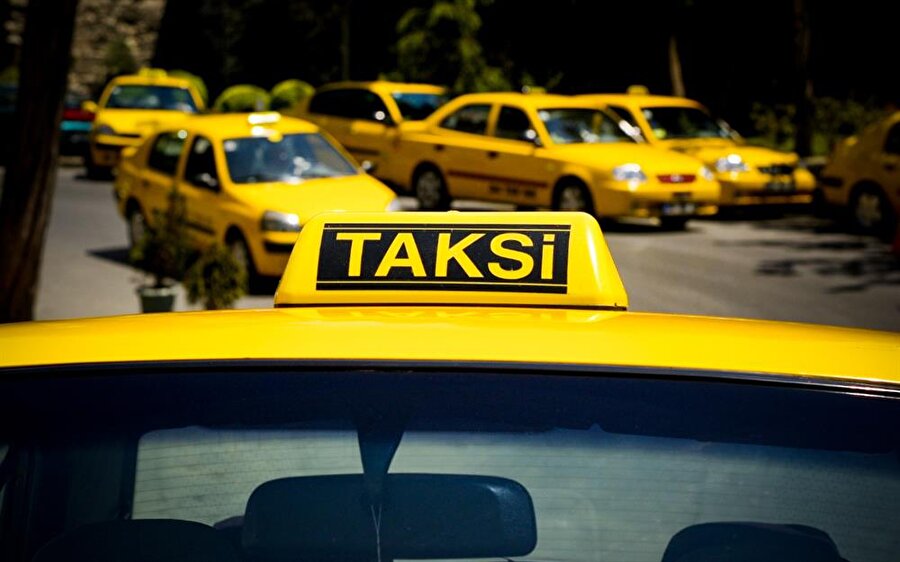 Taksi ve dolmuş

                                    İstanbul'da yolcu taşıma sayısı yüksek olan bir başka ulaşım aracı taksi ve dolmuşlardır. 1 milyon 675 bin 824.
                                