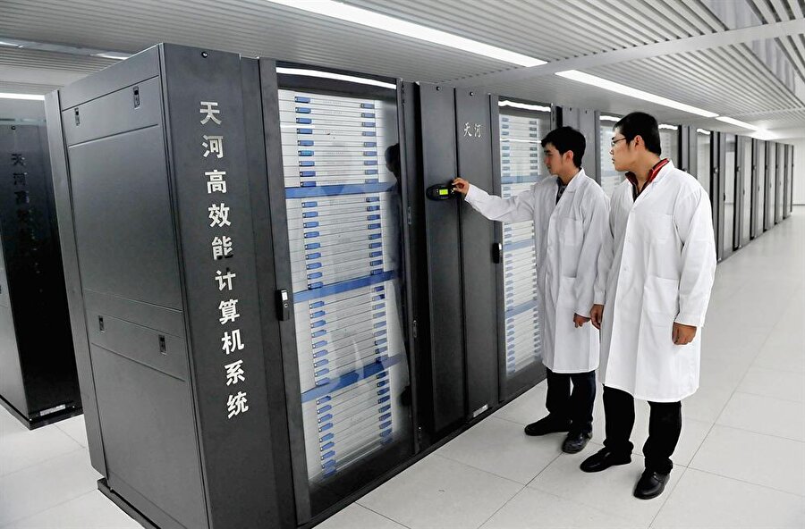 Çin, dünyanın en hızlı 500 süper bilgisayarı listesinde ABD'yi geçti

                                    
                                    
                                    Dünyanın en hızlı bilgisayarına sahip olan Çin, şu anda dünyanın en hızlı 500 bilgisayarları listesinde ABD’den daha fazla makineyle yer alıyor. ABD ve Almanya’daki bilgisayar uzmanları tarafından yılda iki kez hazırlanan “Dünyanın En Hızlı 500 Süper Bilgisayarı” listesinde Çin'in süper bilgisayarı Sunway-TaihuLight saniyede 93 Petaflopluk işlem gücüyle birinci, yine Çin üretimi süper bilgisayar Tienhı-2 de 33,9 petaflopluk işlem gücüyle ikinci oldu. Listenin üçüncü sırasında İsveç’ten 19,6 petaflop gücündeki Piz Daint yer alıyor.Bu bilgisayarları, Japonya’dan 19,1 petaflop gücüyle Gyoukou, 5. sırayı ise ABD’den 17,6 petaflop gücünde Titan adlı bilgisayarlar izliyor.
                                
                                
                                