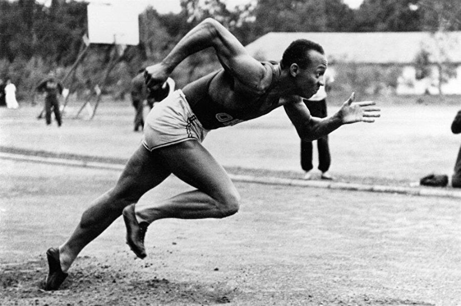 Nazilerin Almanya’da iktidarı ele geçirmesi birçok ekonomik reformu da beraberinde getirince, Dassler kardeşler 1933 yılında Nasyonel Sosyalist Alman İşçi Parti’sine üye olurlar. Her ne kadar Nazi olsalar da, iki kardeş siyasal kimliklerinin, tüccar ruhlarını baltalamasına izin vermezler. Kardeşler 1936 Berlin Olimpiyatlarında rekorları alt üst eden siyahi atlet Jesse Owens’a ayakkabı sponsoru olurlar. Jesse Owens, Berlin Olimpiyatlarında 4 altın madalya kazanarak büyük sükse yaratır ve Dassler kardeşler bu olimpiyatlardan sonra önemli birer ayakkabı üreticisi olurlar.