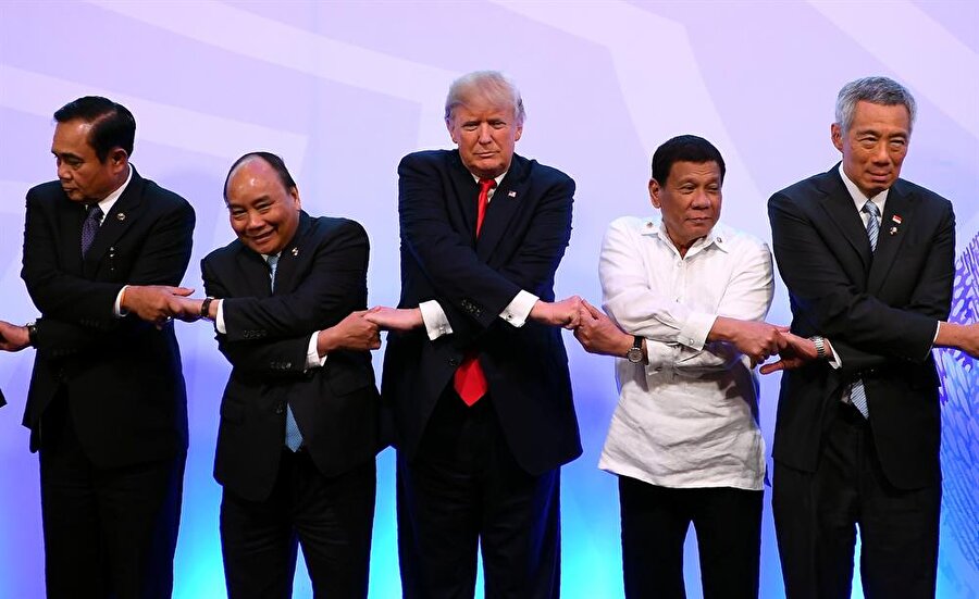 İlginç selamlaşmaların olduğu ASEAN Zirvesi son erecek
21 ülkenin devlet ve hükümet başkanlarının katılımıyla gerçekleştirilen, ilginç selamlaşmaların olduğu 31. Güneydoğu Asya Uluslar Birliği (ASEAN) Liderler Zirvesi gerçekleştirildi. Neredeyse her sene bir dünya liderinin zor anlar yaşadığı bu selamlaşmada bu sefer de ABD Başkanı Donald Trump zorlanan isim oldu. Zirve bugün kapanış töreniyle sona erecek. 