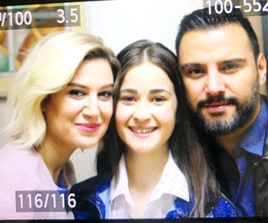 Alişan'ın kızı olacak!
Alişan, Cennet Mahallesi'nden 13 yıl sonra Çağla Şıkel'le "Dostlar Durağı" dizisinde kamera karşısına geçiyor. MedyaTava'da yer alan habere göre; ünlü şarkıcının kızı Bilge rolüne ise oyuncu Su Dura hayat verecek.