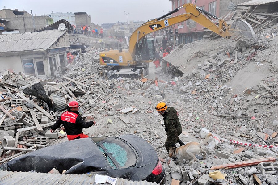 23 Ekim 2011 - Türkiye - 7,2

                                    
                                    
                                    
                                    23 Ekim 2011'de Van'da gerçekleşen 7,2 büyüklüğündeki depremde 604 kişi hayatını kaybetti.
                                
                                
                                
                                