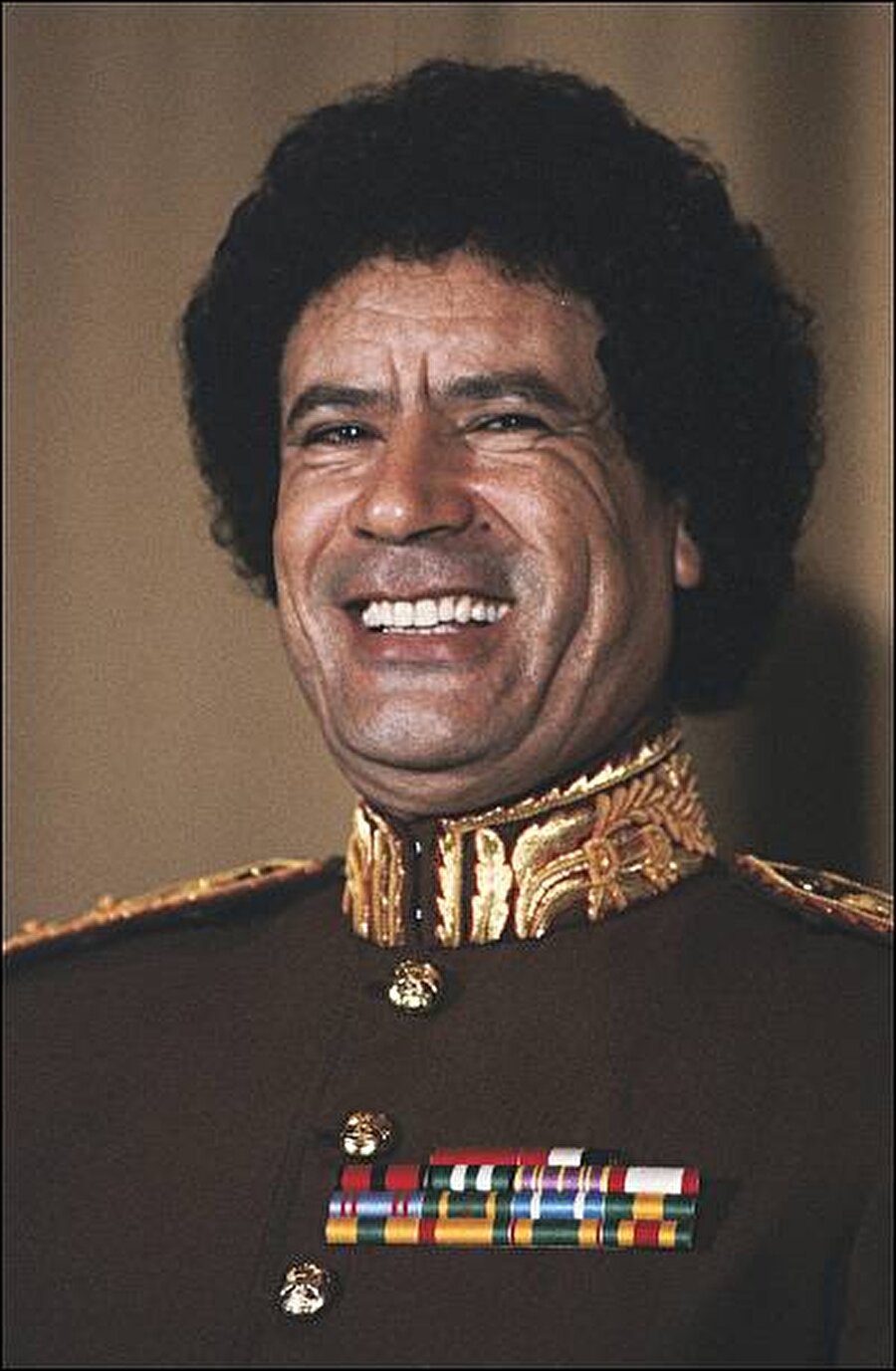 Darbe ile gelen yeni rejim ve dış politikası

                                    
                                    
                                    
                                    
                                    
                                    Sosyalist düzene geçileceğini, Kuran-ı Kerim’in buyruklarının uygulanacağını, üçüncü dünya ülkeleriyle ilişkilerin geliştirilerek emperyalizmle mücadele edileceğini duyurdu. Kaddafi yönetimi ABD ve öteki batılı ülkelerce tanındı. Arap Dünyasının önderi Mısır Devlet Başkanı Cemal Abdülnasırın uygulamalarını kendine örnek alan Kaddafi, ABD ve İngiliz askeri üslerini kapattı. Bankaları ve petrolü devletleştirmesi yaptığı ilk icraatlardan oldu. Ocak 1970’te yeniden düzenlenen hükümette başbakanlık ve savunma bakanlığını üstlenirken, başbakan yardımcılığı ve içişleri bakanlığına Binbaşı Abdülselam Callud’u atadı. 
                                
                                
                                
                                
                                
                                