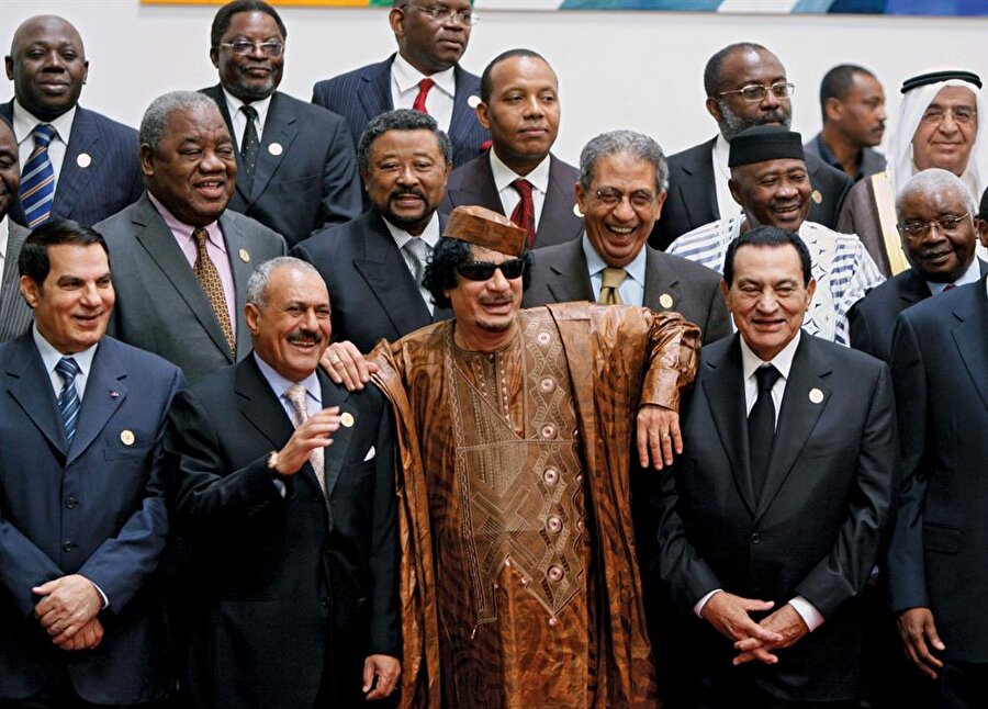 Petrol ve Arap dünyası

                                    
                                    
                                    
                                    
                                    
                                    Petrol gelirlerini,  dış siyasette önemli bir koz olarak kullanma yoluna gitti. Eylül 1973de Arap dünyasının önderliğine soyundu. Arap ülkelerinin birliği için çeşitli girişimlerde bulunan Kaddafi, bu amaçla Libya-Mısır-Suriyenın katılmasıyla 1971 yılında Arap Cumhuriyetleri Federasyonu kuruldu. 1972 başlarında, Çad’da ayaklanan Müslümanlara yardım ederek yönetime gelmelerini sağladı.
                                
                                
                                
                                
                                
                                