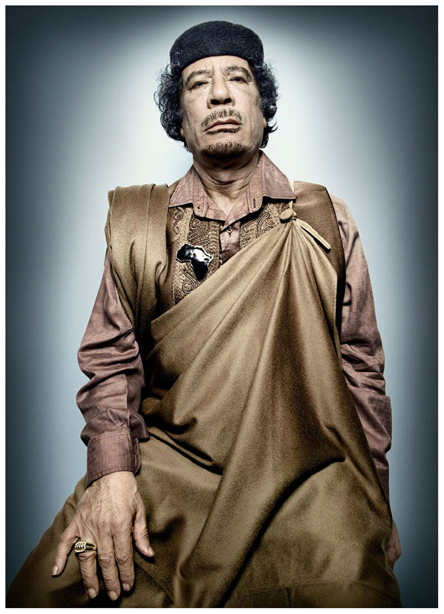 ABD saldırısı ve Arap Birliği

                                    
                                    
                                    
                                    
                                    
                                    1986’da, ABD, Trablus, Bingazi kentlerini ve Kaddafi’nin başkanlık sarayını bombaladı, aralarında Kaddafi’nin 13 yaşındaki kızı da bulunan 40’ın üzerinde insan öldü. 1 ABD savaş uçağı düşürüldü. Hava saldırısı, dünya kamuoyunda sert tepki uyandırdı. Kaddafi, gerçek teröristin Reagan yönetimi olduğunu vurguladı. ABD saldırısı karşısında büyük bir itibar kaybına uğrayan Kaddafi’nin ülke içindeki konumu da yeniden gündeme geldi. 1986 Ağustosunun son haftasında kara ve hava kuvvetlerinden 43 üst rütbeli subayın darbe girişimi bastırıldı, olaydan 1 hafta sonra Kaddafi, Libya Devriminin 15.yıldönümü kutlama törenlerinde ortaya çıkarak yaptığı konuşmada, Arap Birliğini gerekirse zor kullanarak, devrim yoluyla gerçekleşeceğini söyledi.
                                
                                
                                
                                
                                
                                
