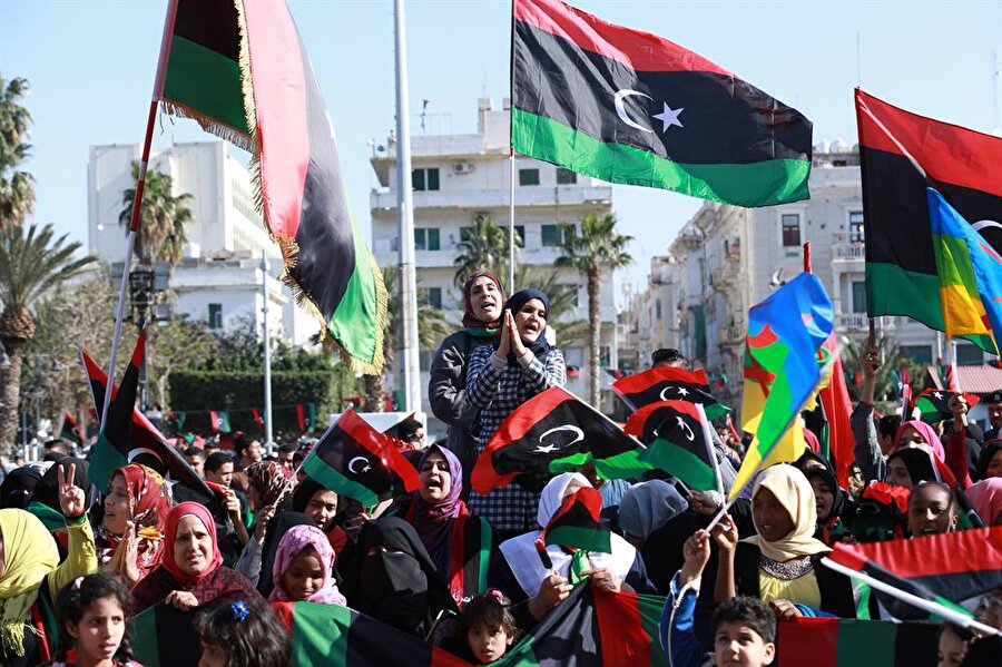 17 Şubat devrimi

                                    
                                    
                                    
                                    
                                    
                                    Libya'nın başkenti Trablus'taki Eş-Şuheda (Şehitler) Meydanı'nda her yıl, devrik lider Muammer Kaddafi'nin 42 yıllık iktidarına son veren 17 Şubat devriminin kutlamaları yapılmaktadır. 
                                
                                
                                
                                
                                
                                