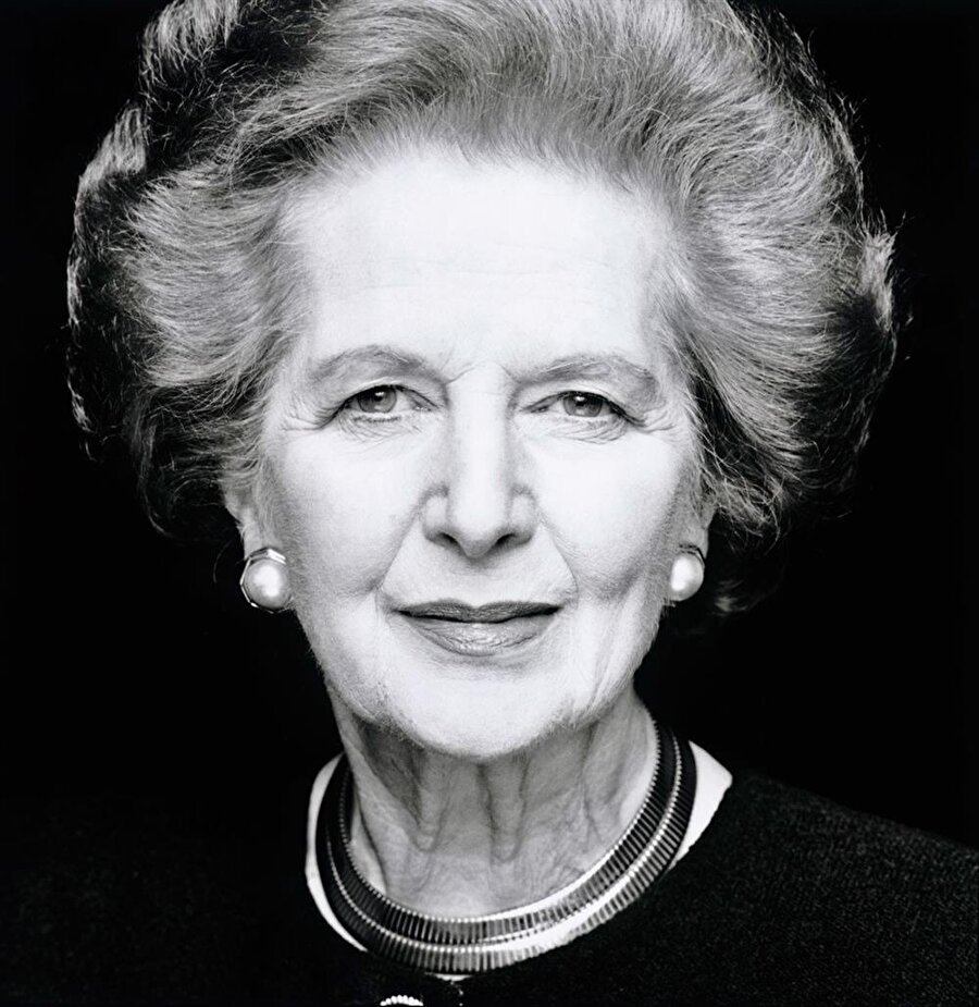 Margaret Thatcher (1925-2013)

                                    
                                    
                                    
                                    İngiltere’nin ilk kadın Başbakanı olan Margaret Thatcher, 20. yüzyılın en etkin siyasi figürlerinden birisidir. Düşünce olarak babasında etkilenen Margaret Hilda, zengin bir iş adamı olan Denis Thatcher ile evliydi. 1979 yılında İngiltere başbakanı olan Thatcher 1990 yılına kadar görevine devam etti. Başbakan olduğu dönemde uyguladığı politikalar nedeniyle hem büyük destek gördü, hem de ciddi bir muhalefetle karşılaştı. Kendisine takılan Demir Leydi lakabını severek benimsedi. Siyasi yaşamının sona ermesinin ardından Barones ünvanına layık görüldü. Böylece Lordlar Kamarasında siyaset yapabilecekti. Margaret Thatcher, 8 Nisan 2013 günü Londra'daki evinde felç geçirerek hayatını kaybetti. 
                                
                                
                                
                                