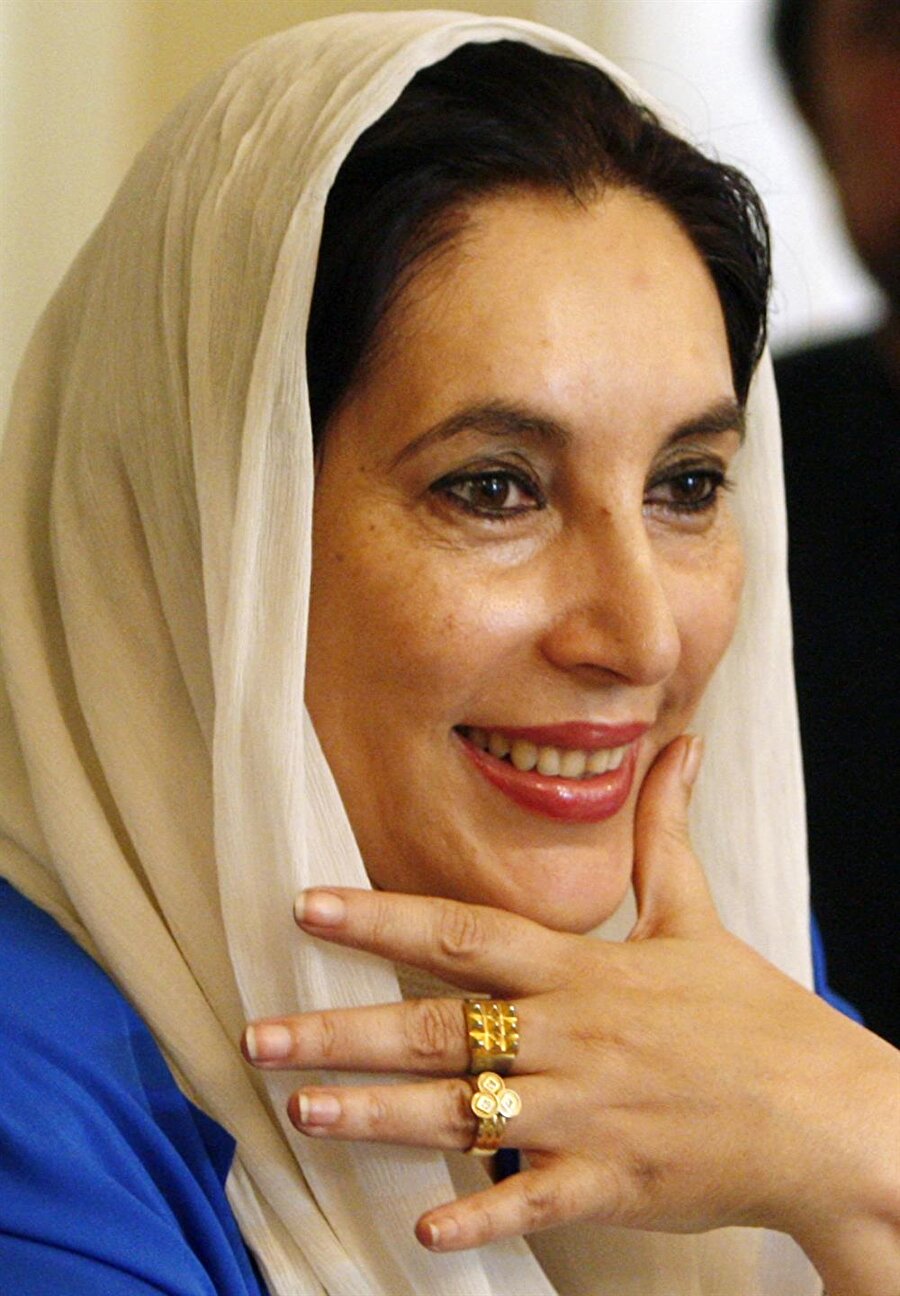 Benazir Bhutto (1953-2007)

                                    
                                    
                                    
                                    Ailesinden gelen siyaset aşkı Benazir Bhutto’yu iki kez Pakistan başbakanı yaptı. İlk başbakanlığı darbe ile düşürüldü. İkinci kez seçildiğinde ise bu sefer de yolsuzluk suçlamaları ile görevi sona erdi. Ama hakkında iddia edilen suçlamalar hiçbir zaman ispat edilemedi. 8 yıl boyunca sürgün hayatı yaşadıktan sonra ülkesine döndü. Partisinin seçim mitinginden ayrılırken bir suikast sonucunda yaşamını yitirdi. 
                                
                                
                                
                                