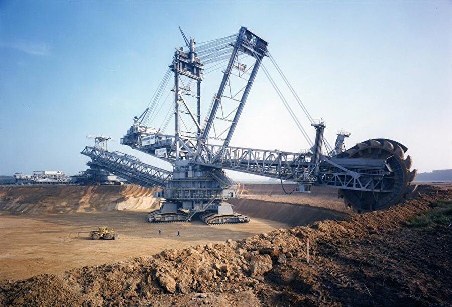Krupp Bagger 288 - 96 metre boyundaki dev iş makinesinin kurulumu bile 2 gün sürüyor.