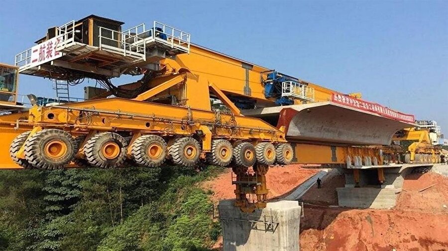 580 ton ağırlığa sahip makine 91 metre uzunluğa sahip.