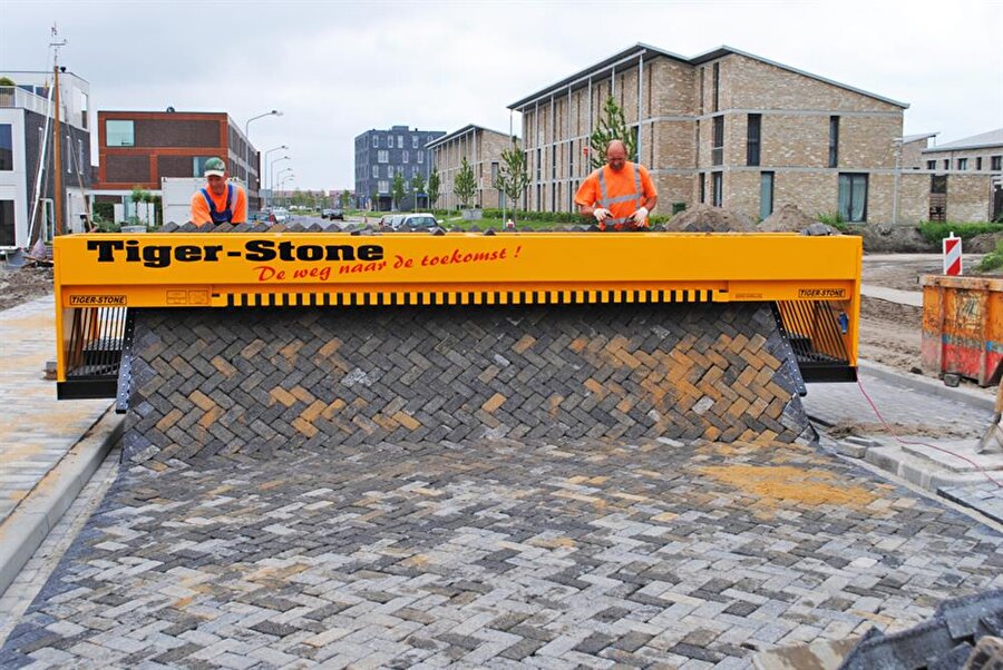 Tiger Stone - Bu iş makinesi cadde ve sokaklarda hem düzgün hem de seri bir şekilde kilit taşı döşemek için kullanılıyor.