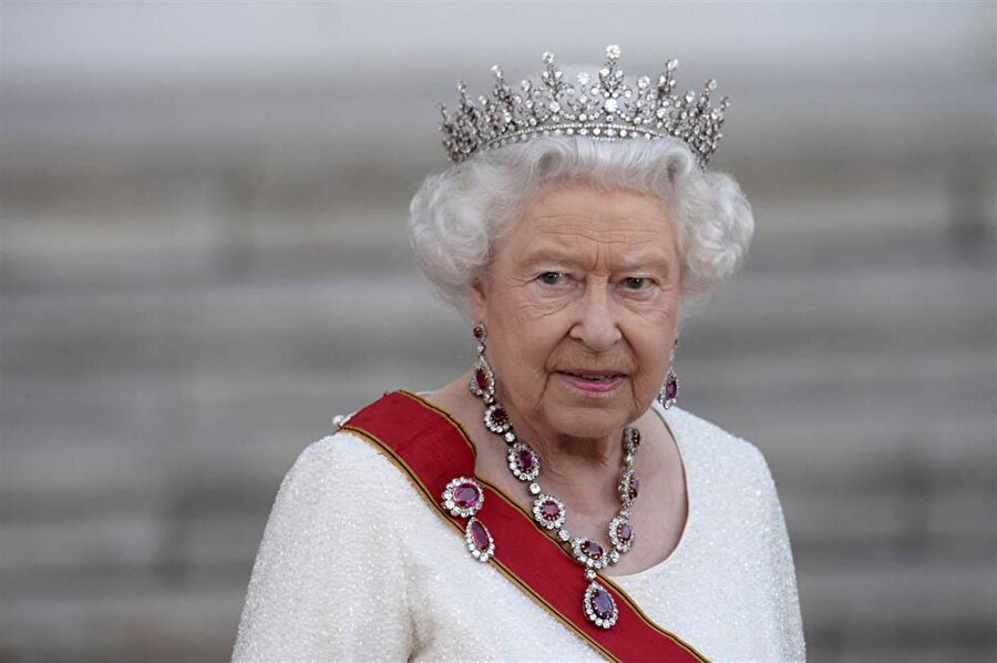 Kraliçe II. Elizabeth (1926- )

                                    
                                     Şubat 1952'de tahta çıkan Kraliçe II. Elizabeth İngiltere tarihinin en uzun süre tahtta kalan hükümdarıdır. 91 yaşında olan Kraliçe 2. Elizabeth, tahtta olduğu süre içinde 13'ü İngiltere'de olmak üzere kendisini hükümdar kabul eden ülkelerde 150'den fazla başbakan gördü.
                                
                                