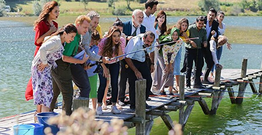 İşte yayın günü!
Medya Faresi'nde yer alan habere göre; Yalaza bundan böyle pazartesi günleri ekrana gelecek. Yönetmenliğini Osman Sınav'ın üstlendiği Yalaza cumartesi günleri yayınlanıyordu.