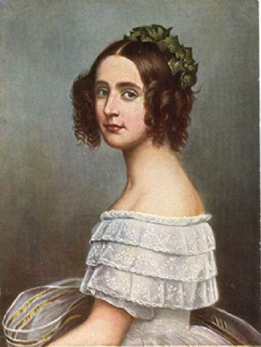 Bavyera Prensesi Alexandra Amalie
Alexandra aşırı boyutlarda bir temizlik hastasıydı, bu yüzden sadece beyaz kıyafetler giyiyordu.
