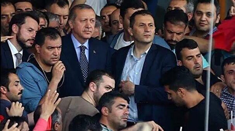 Hain darbe girişimi püskürtüldükten sonra Cumhurbaşkanının o meşhur havalimanı konuşması sırasında tıpkı Erdoğan gibi yorgun olduğu gözlerden kaçmadı.

                                    
                                    
                                    
                                    
                                    
                                
                                
                                
                                
                                
